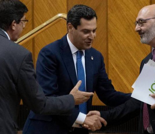 El gobierno de Andalucía sigue trabajando mientras Podemos y PSOE están de vacaciones