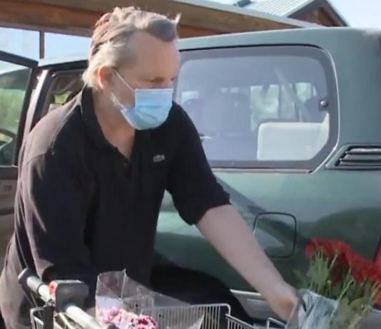 Miguel Bosé pillado con mascarilla