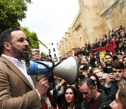 Santiago abascal promete “sacar de una patada en el culo” a los okupas