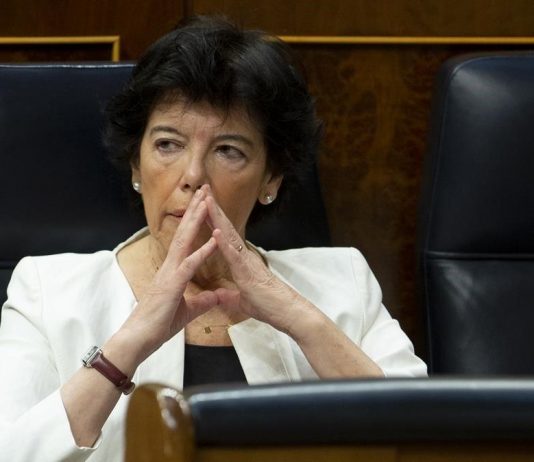 Celaá propone a los padres llevar a los niños en bicicleta al colegio para evitar el Covid