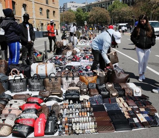 VOX denuncia la oleada de manteros en Andalucía: “tiendas cerrando y ellos financiando mafias con comercio ilegal”