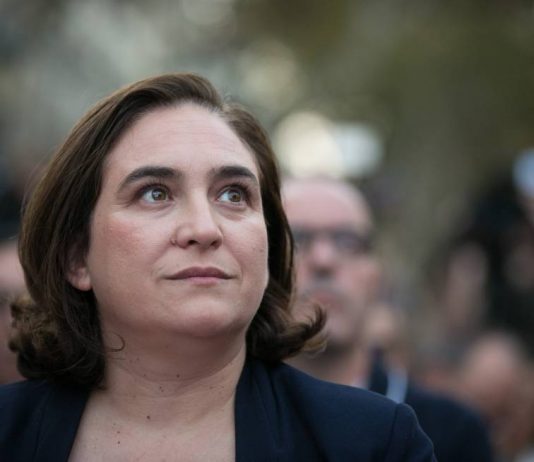 Ada Colau ataca al motor económico de Barcelona: subirá los impuestos al turismo