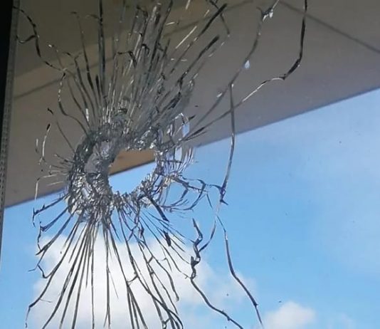 Un colegio denuncia disparos contra el centro desde casas okupas