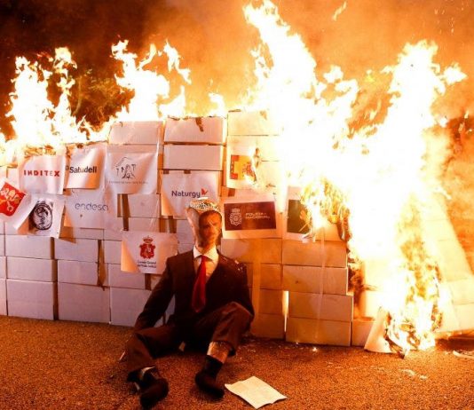Manifestación descontrolada en Barcelona: los CDR queman muñecos del rey Felipe VI