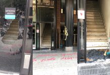 Okupas atacan violentamente un diario en Barcelona por hacer artículos en su contra